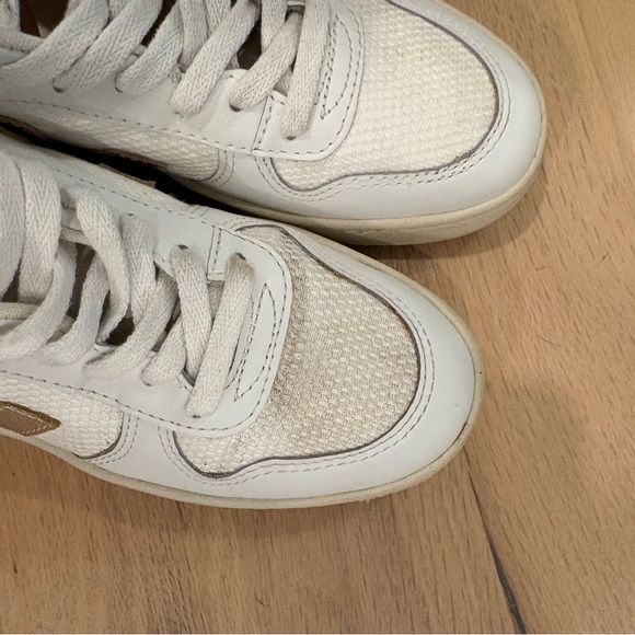 Veja V-10 Snekaers - Gold and Cream - size 37 (US 6) - Picture 3 of 6